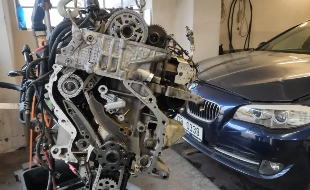 Rozebraný motor BMW při generální opravě
