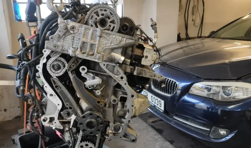Rozebraný motor BMW při generální opravě