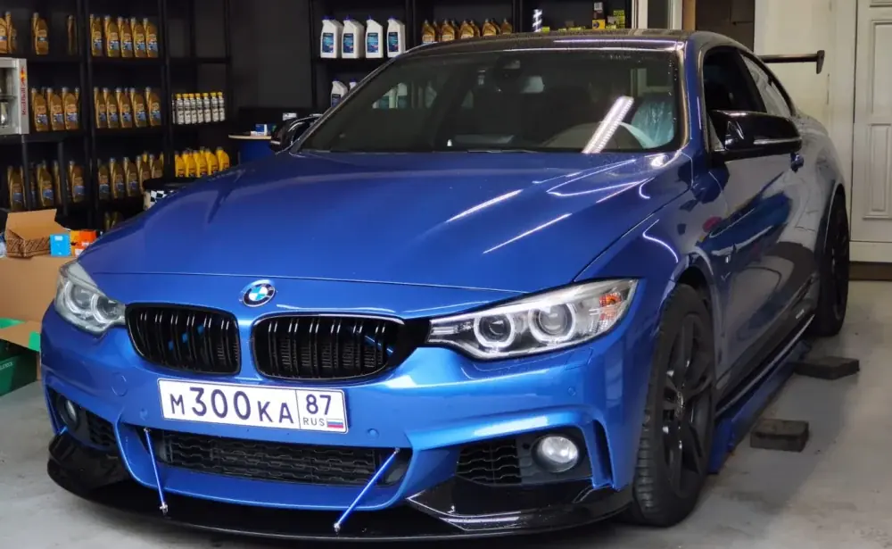 Modré BMW řady 4 v autoservisu CarLab