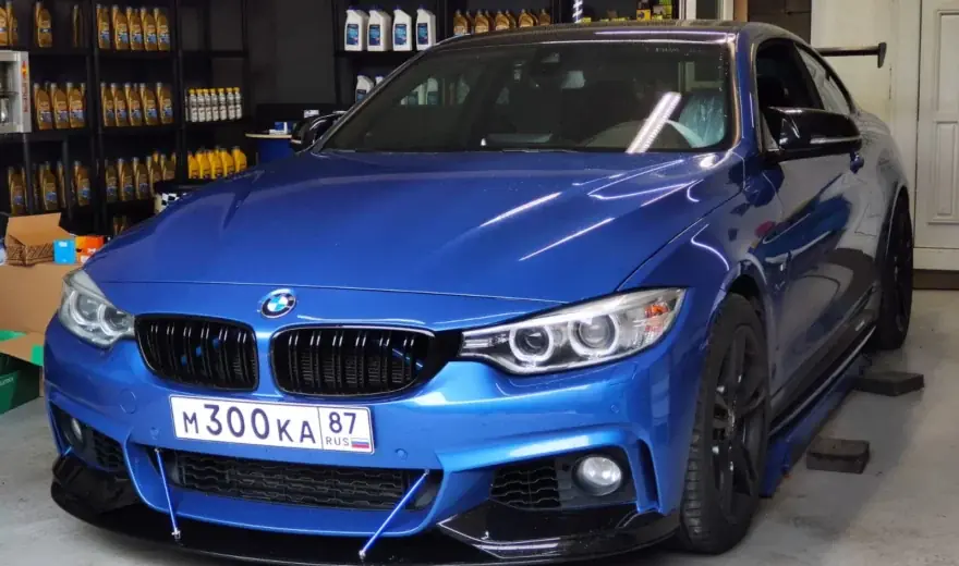 Modré BMW řady 4 v autoservisu CarLab