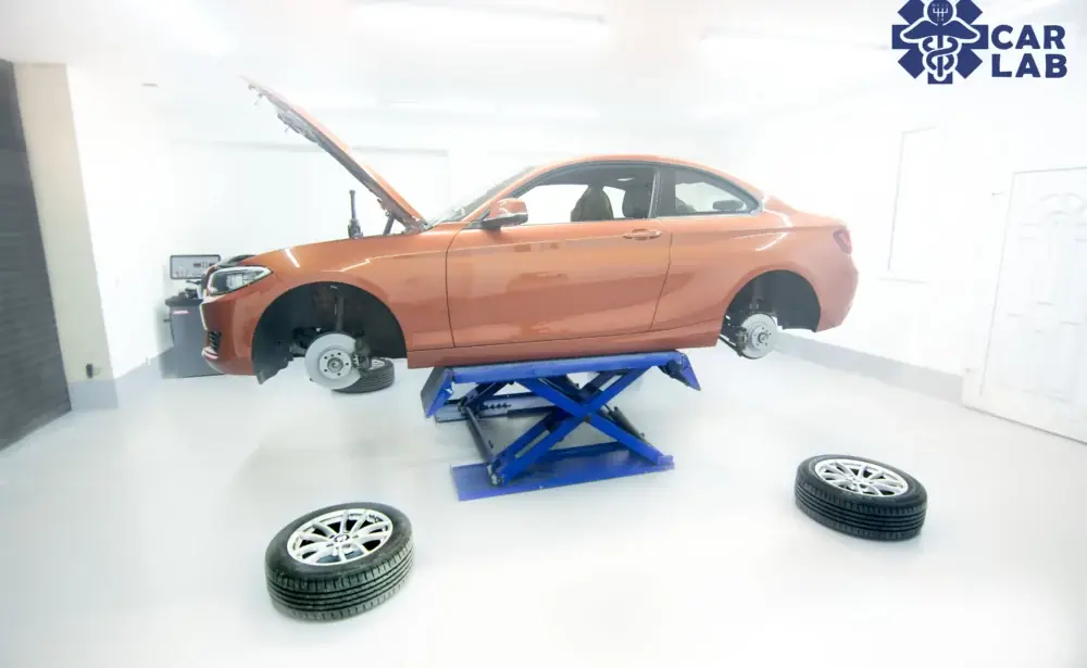 Vůz BMW na zvedáku v dílně