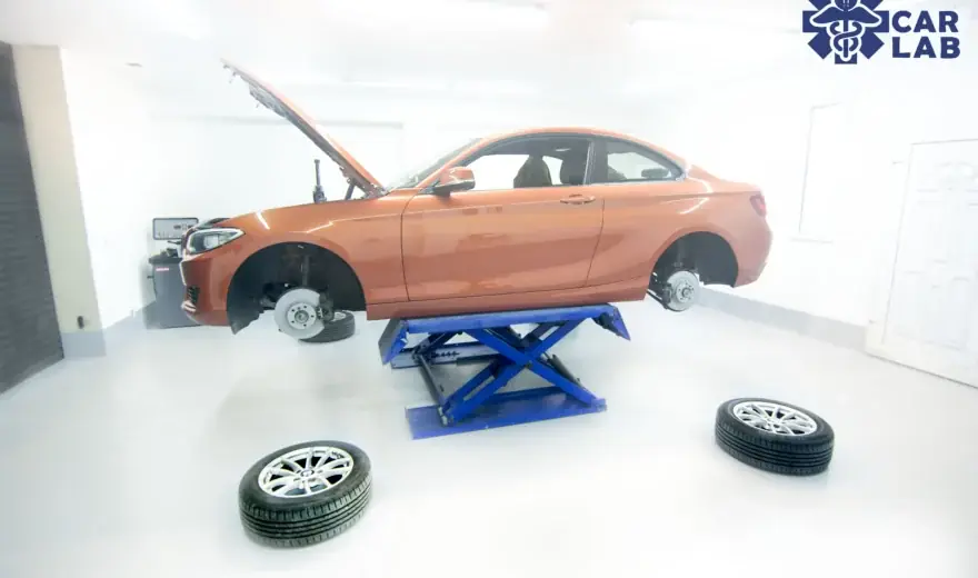 Vůz BMW na zvedáku v dílně