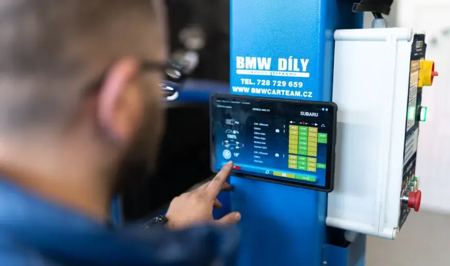 Diagnostika vozu na tabletu v autoservisu CarLab