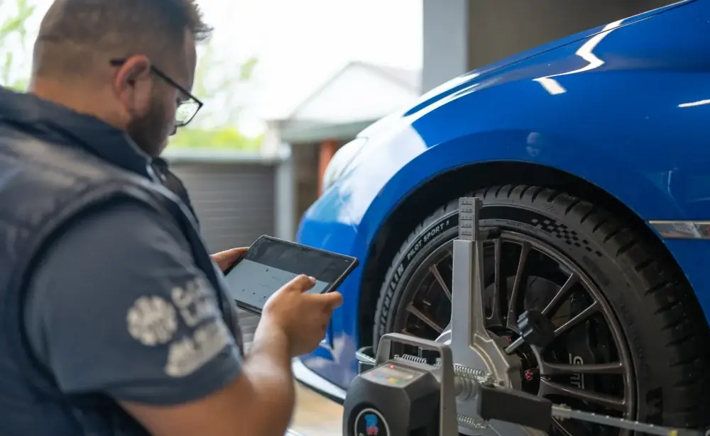 Technik CarLab kontroluje měření geometrie na tabletu