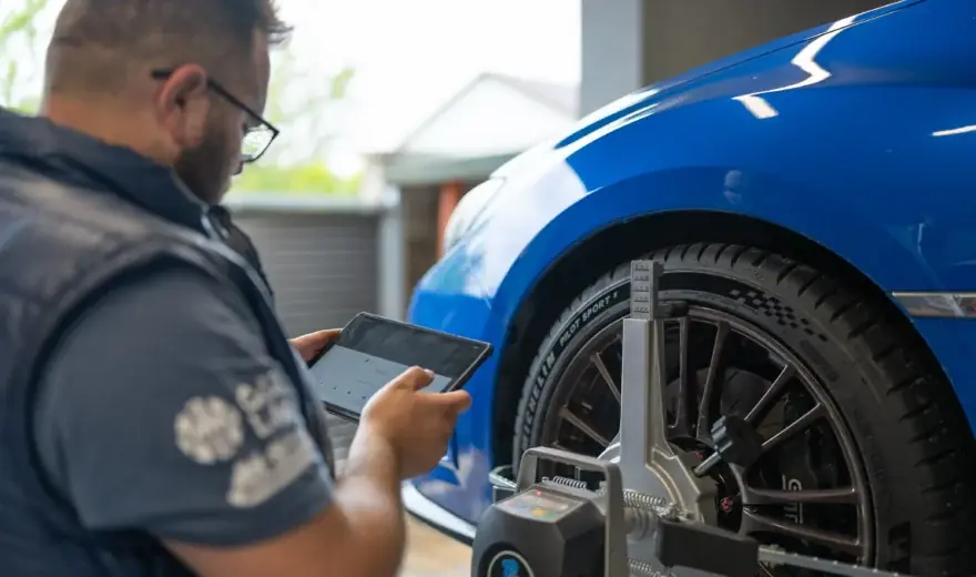 Technik CarLab kontroluje měření geometrie na tabletu