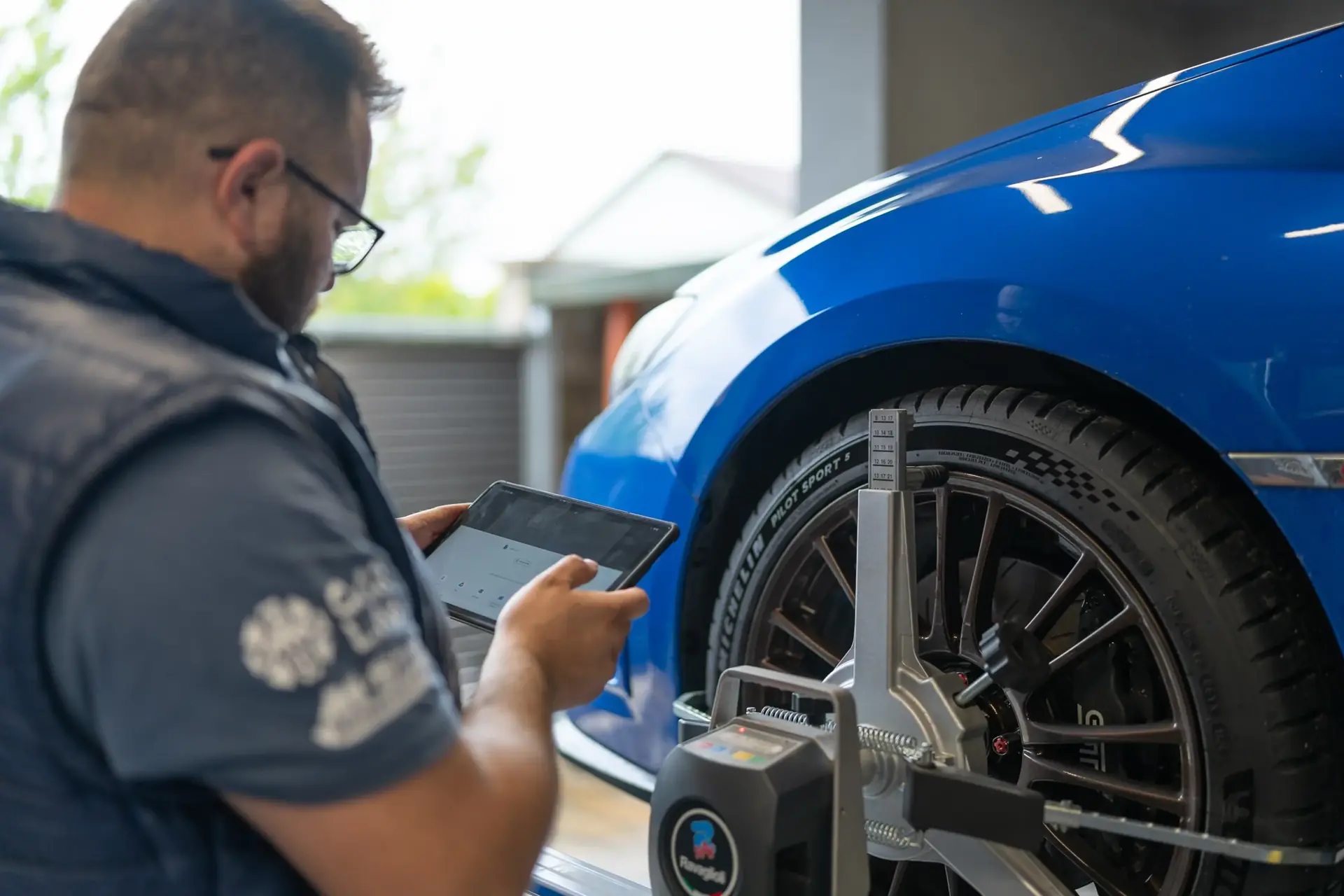 Technik CarLab kontroluje měření geometrie na tabletu