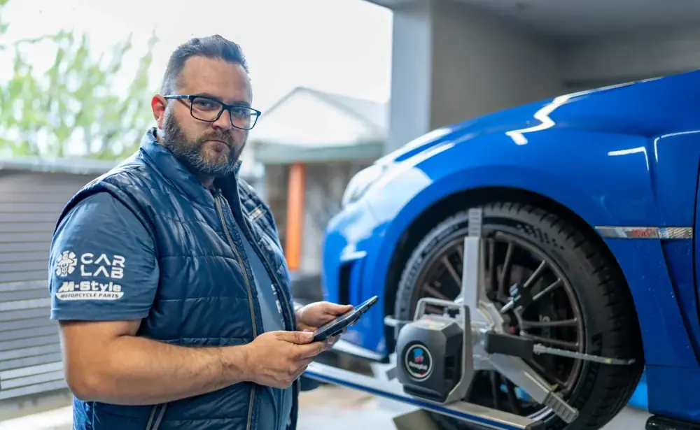 Technik CarLab u zařízení na měření geometrie kol