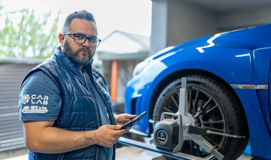 Technik CarLab u zařízení na měření geometrie kol