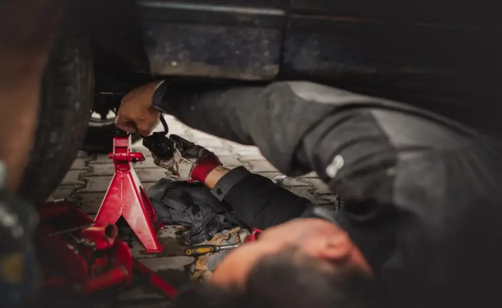 Mechanik CarLab při opravě podvozku