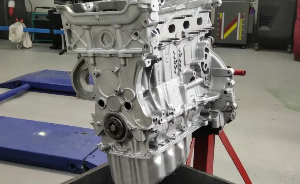 Repasovaný motor na montážním stojanu v dílně CarLab
