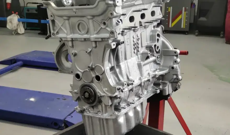 Repasovaný motor na montážním stojanu v dílně CarLab