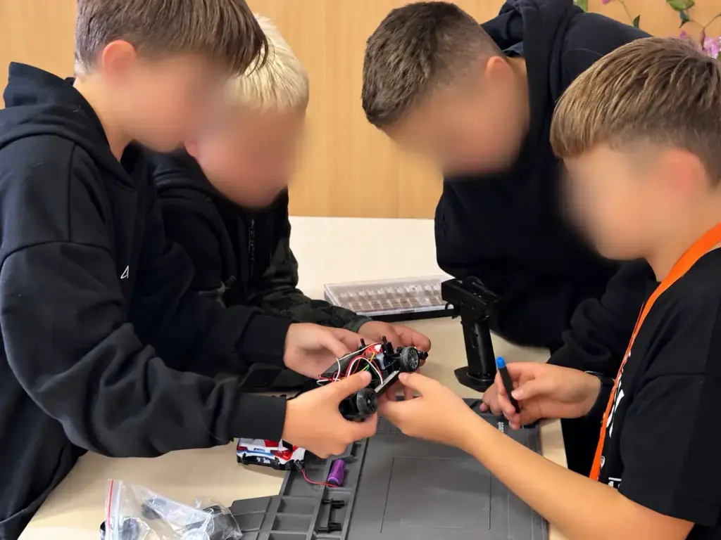 Děti společně sestavují RC model auta