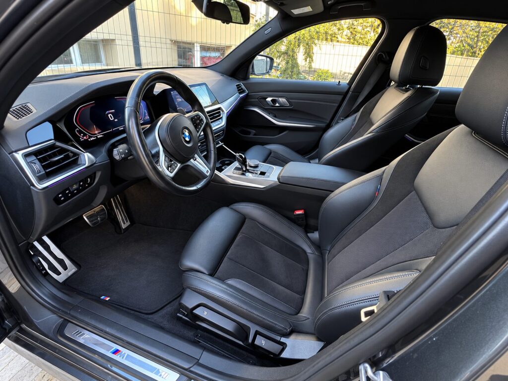 Přední sedadla Alcantara/Sensatec, M sportovní volant a digitální kokpit BMW 320d G20