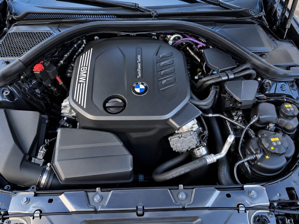 Motorový prostor BMW 320d G20 se vznětovým motorem 2,0 l TwinPower Turbo