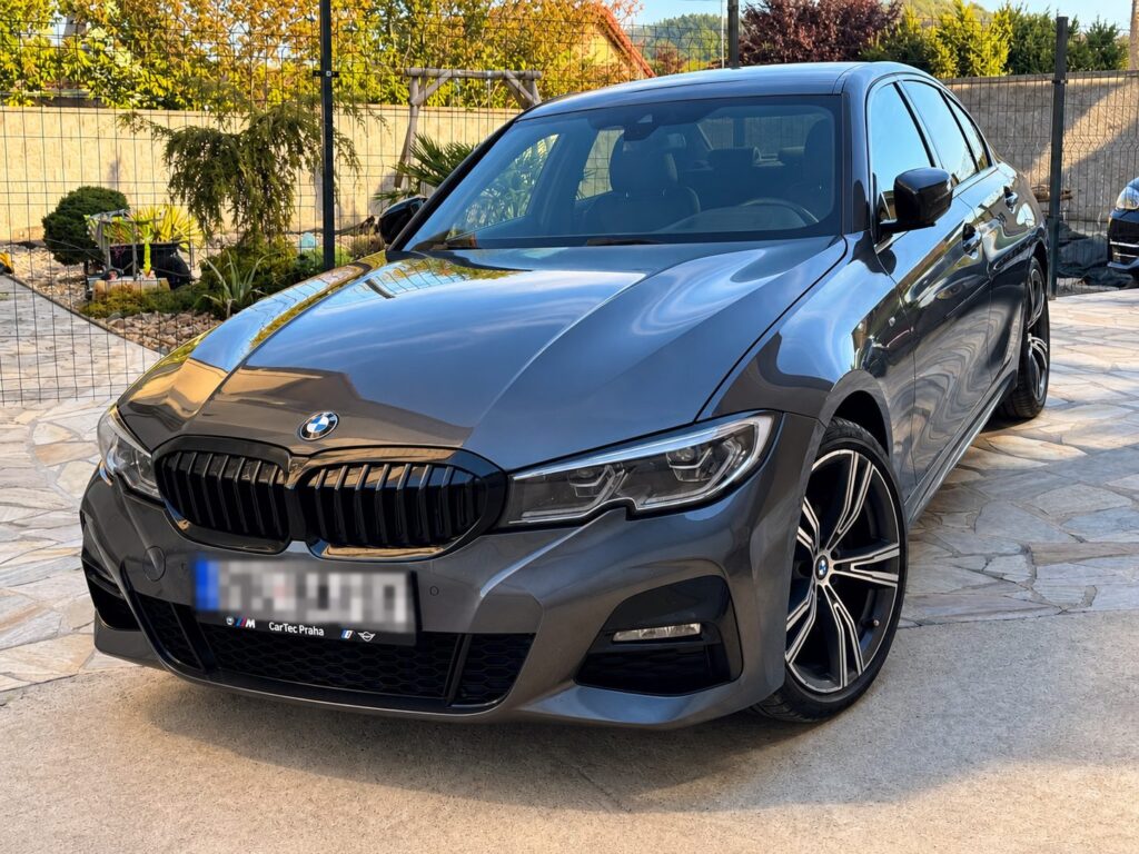Přední část BMW 320d xDrive M Sport s lesklou černou maskou chladiče a světlomety Laserlight