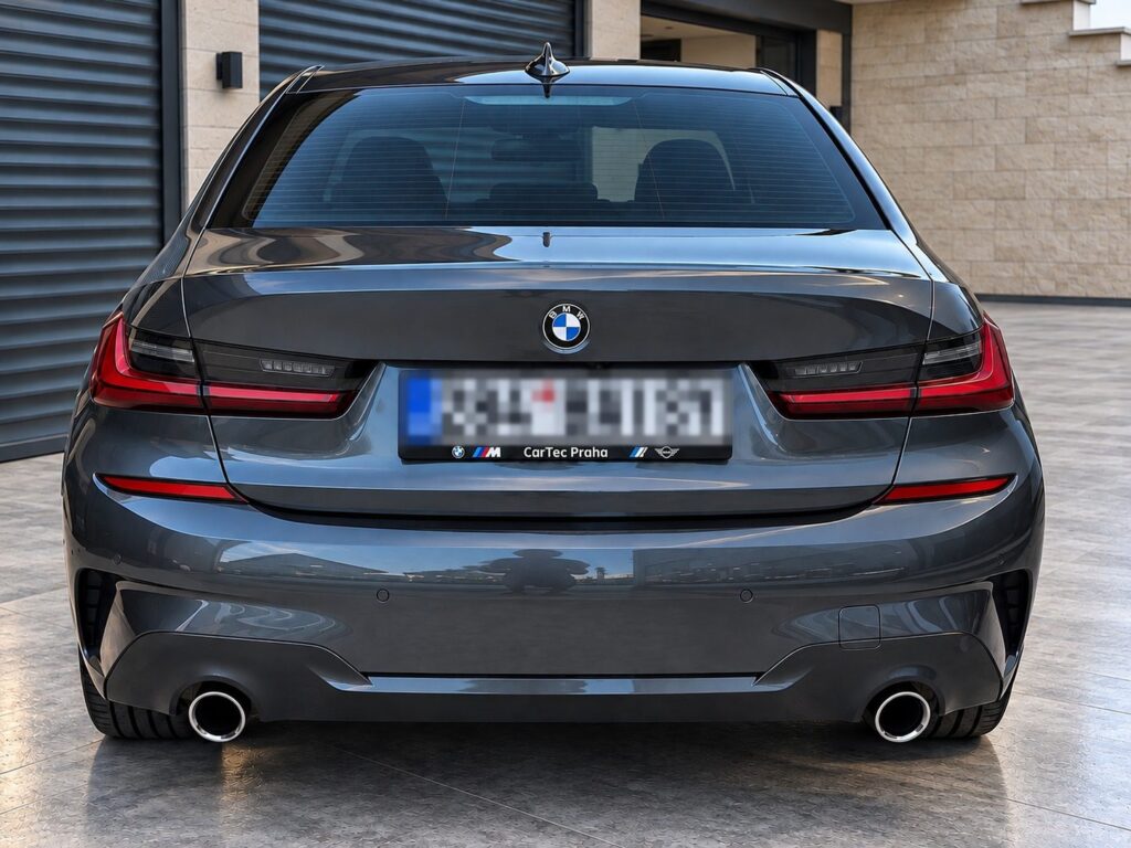 Zadní část BMW 320d xDrive M Sport s dvojicí koncovek výfuku