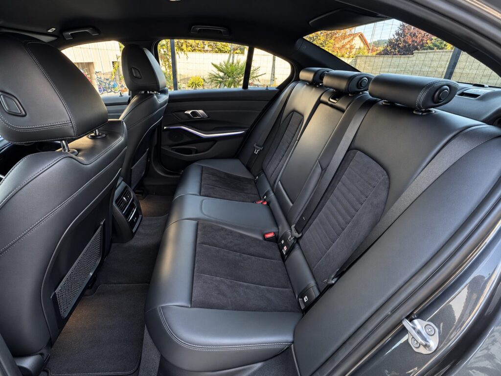 Zadní sedadla BMW 320d G20 s čalouněním Alcantara/Sensatec
