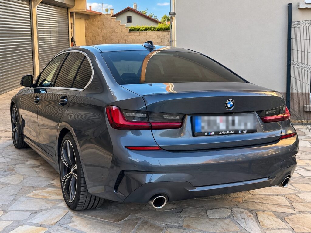BMW 320d xDrive M Sport zezadu z boku na dlážděném dvoře