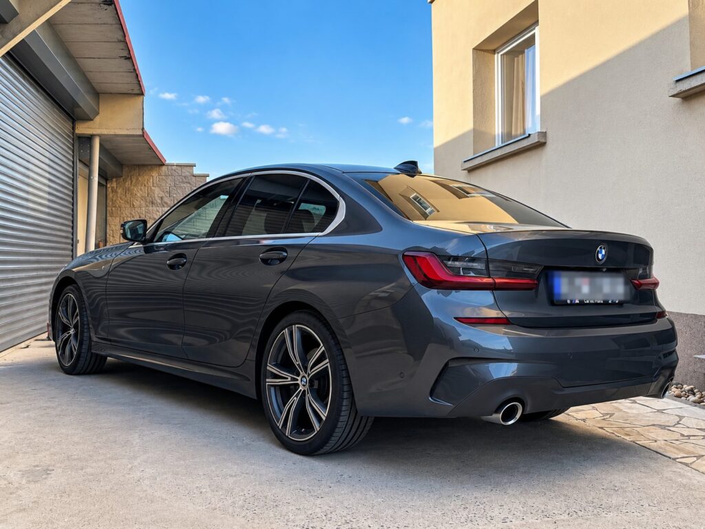 BMW 320d xDrive M Sport zezadu z boku u garáže