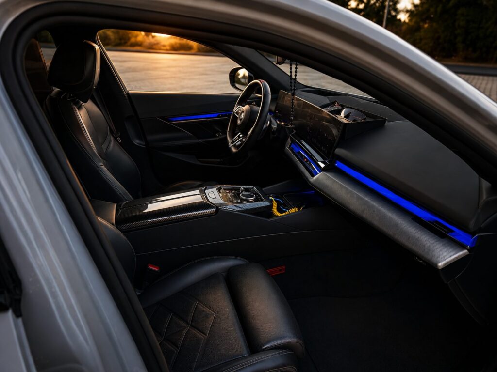 Interiér BMW i5 M60 xDrive s modrým ambientním osvětlením