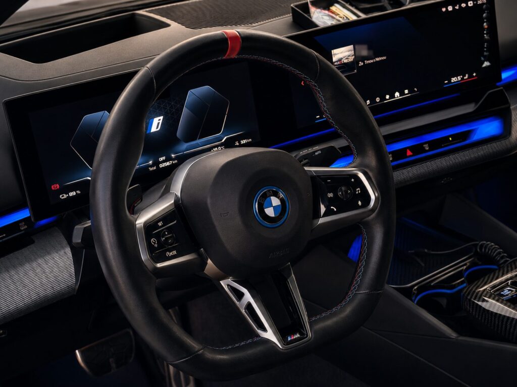 M sportovní volant a zakřivený displej BMW i5 M60 xDrive
