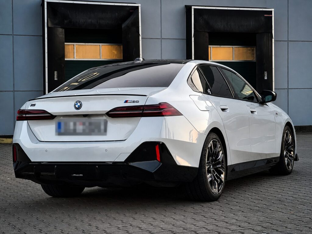 Zadní část bílého BMW i5 M60 xDrive s označením M60