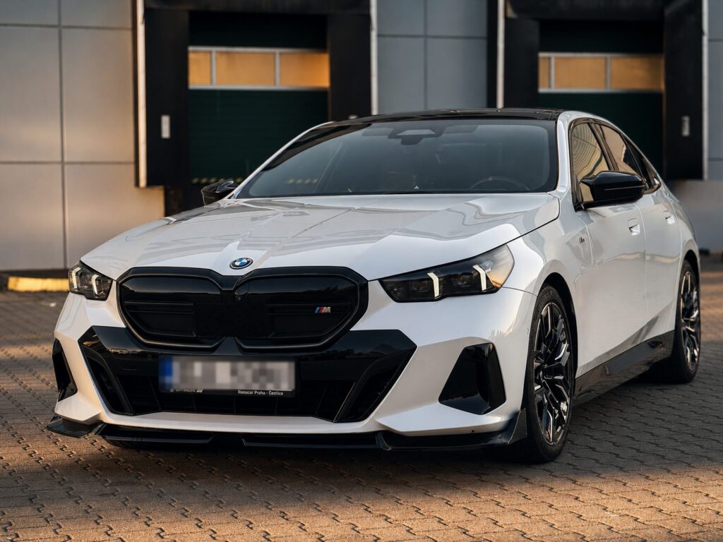 Přední část bílého BMW i5 M60 xDrive s černou maskou chladiče