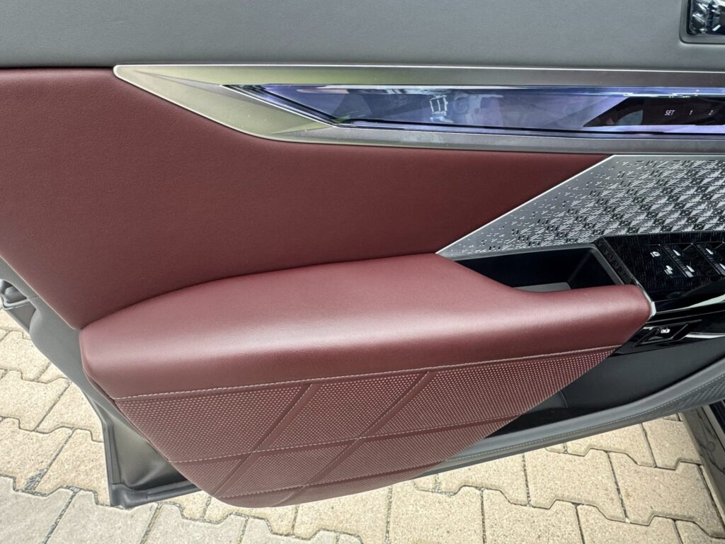 Výplň dveří BMW i7 xDrive60 ve vínově červené kůži Amarone s prošíváním
