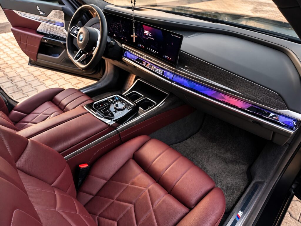 Interiér BMW i7 xDrive60 s kůží Amarone a světelnou lištou BMW Interaction Bar