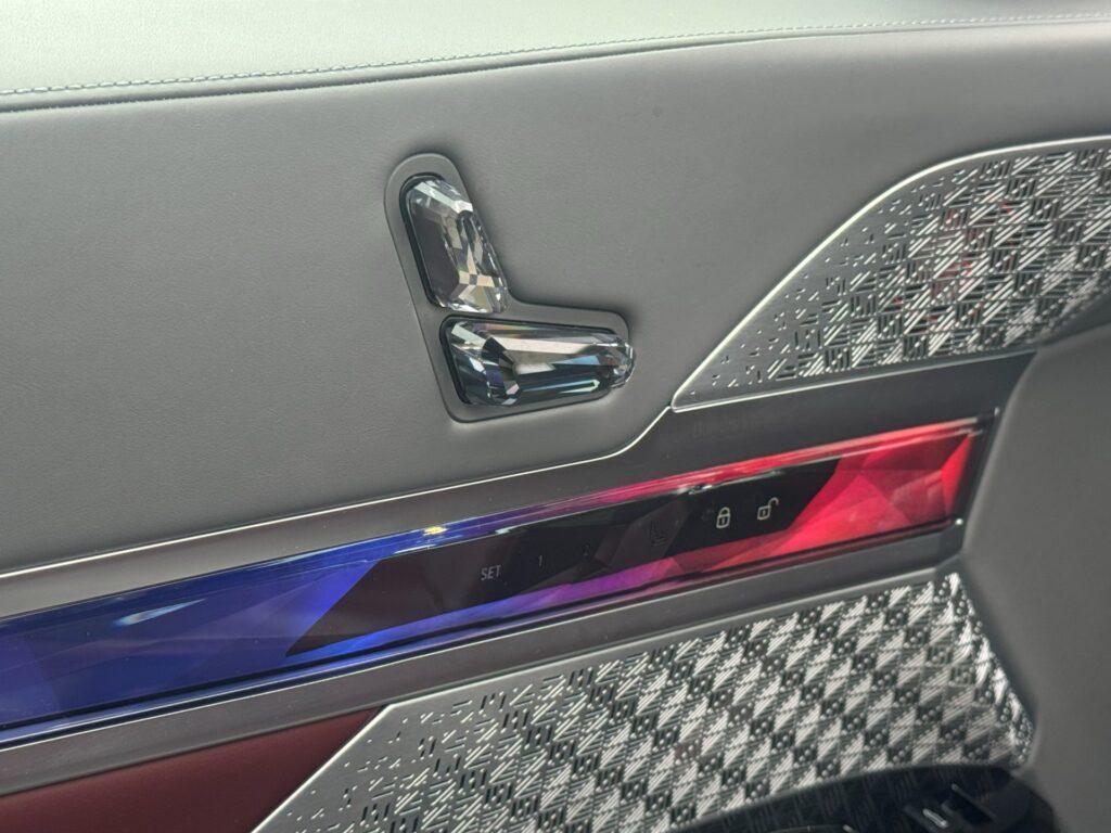 Skleněné ovladače sedadla CraftedClarity a podsvícená lišta BMW Interaction Bar ve dveřích