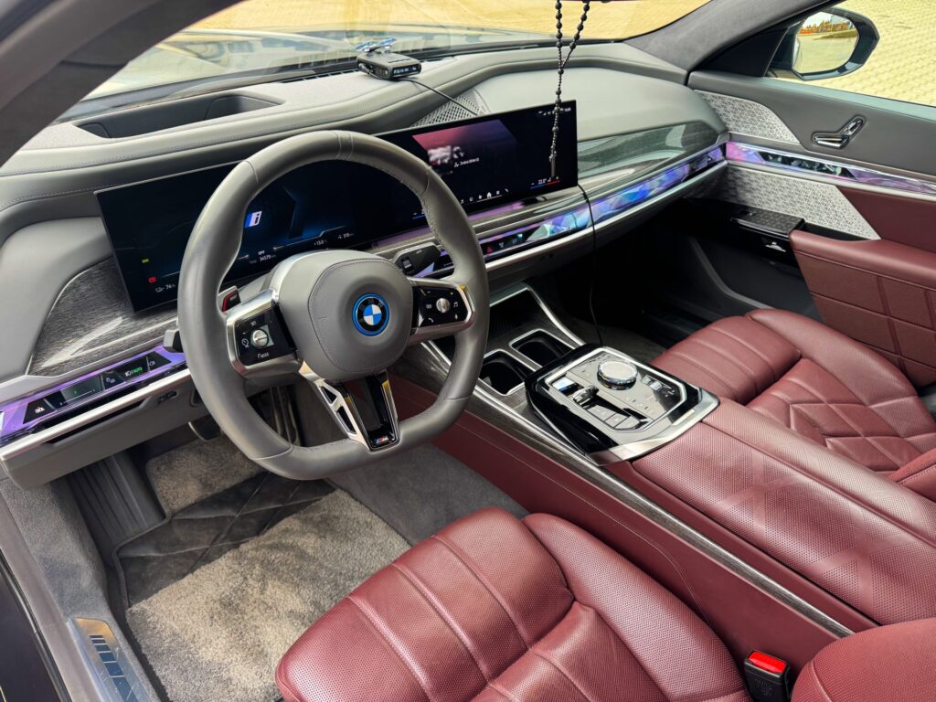Palubní deska BMW i7 xDrive60 se zakřiveným displejem BMW Live Cockpit Professional