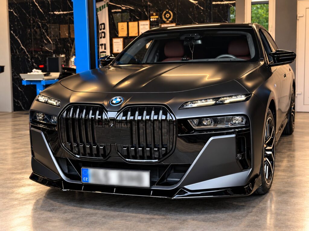 Přední část BMW i7 xDrive60 se světlomety BMW Crystal Headlights v servisu CarLab