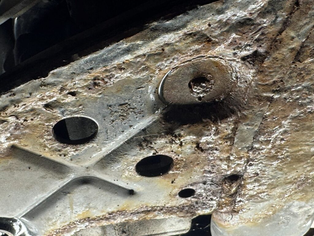 Zkorodovaná přední nápravnice se šroubovým spojem krytu motoru