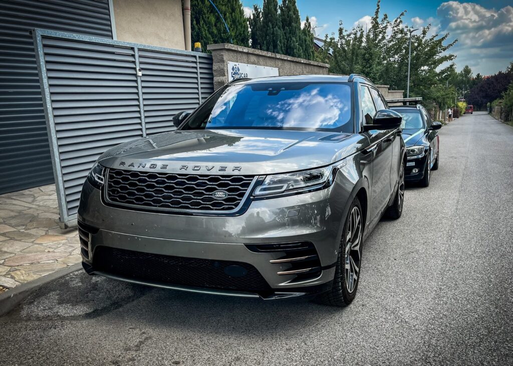 Šedý Range Rover Velar zaparkovaný na ulici