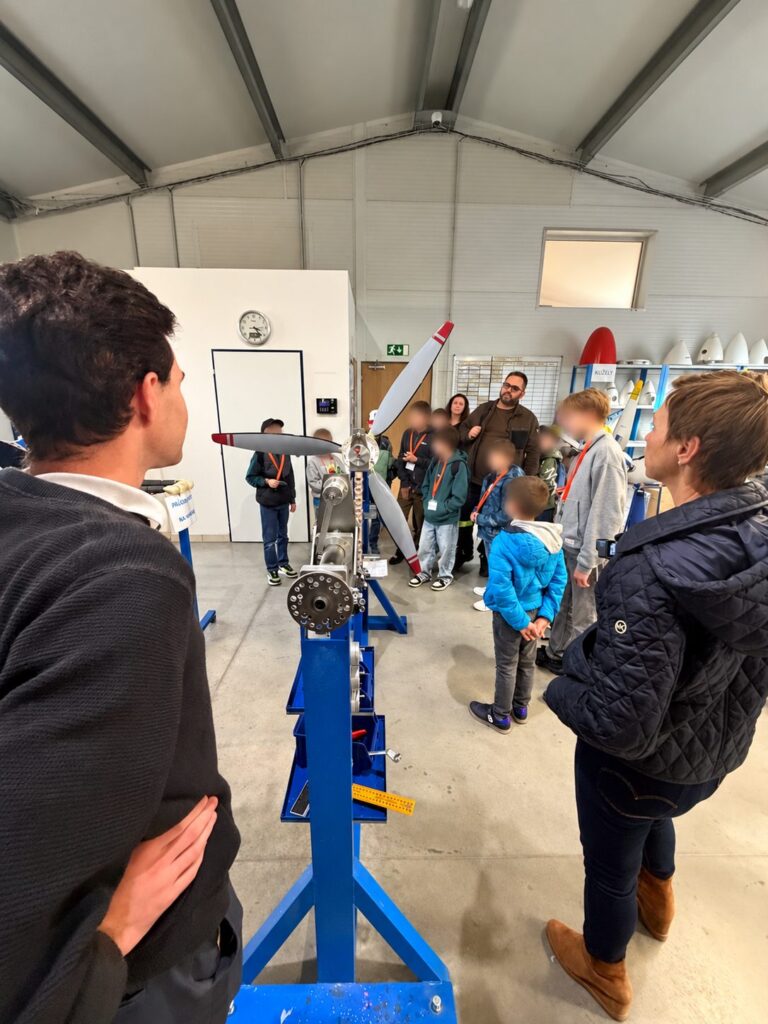 Děti z kroužku Junior Technik u letecké vrtule na stojanu ve Woodcomp Propellers