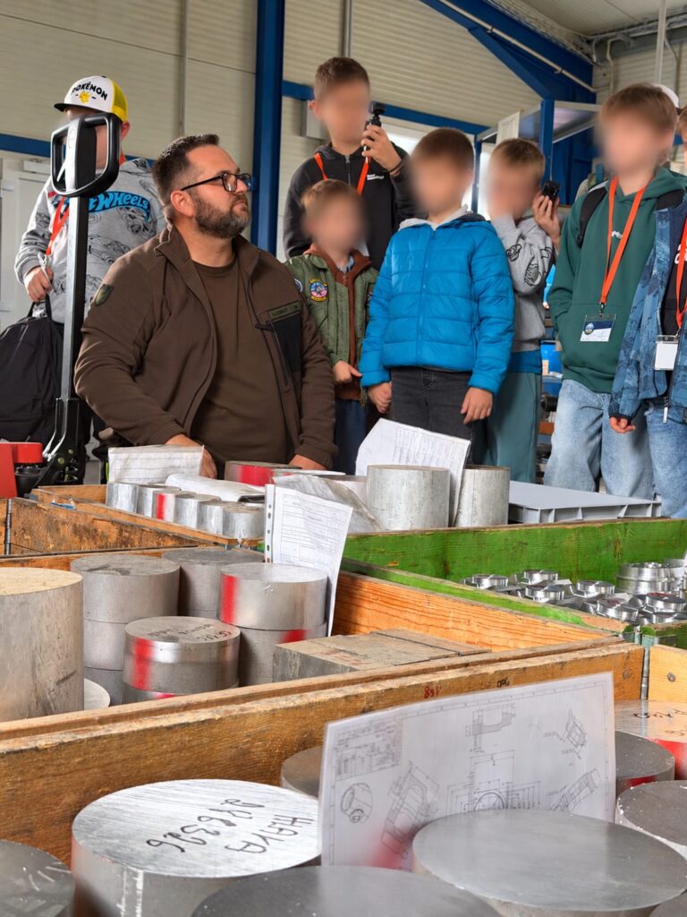 Děti z kroužku Junior Technik ve výrobní hale Woodcomp Propellers u hliníkových polotovarů